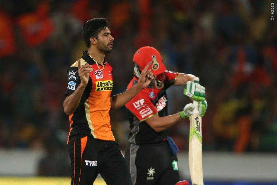 IPL 2016: Twitter Reacts as Warner blazes and Nehra drops a catch against RCB