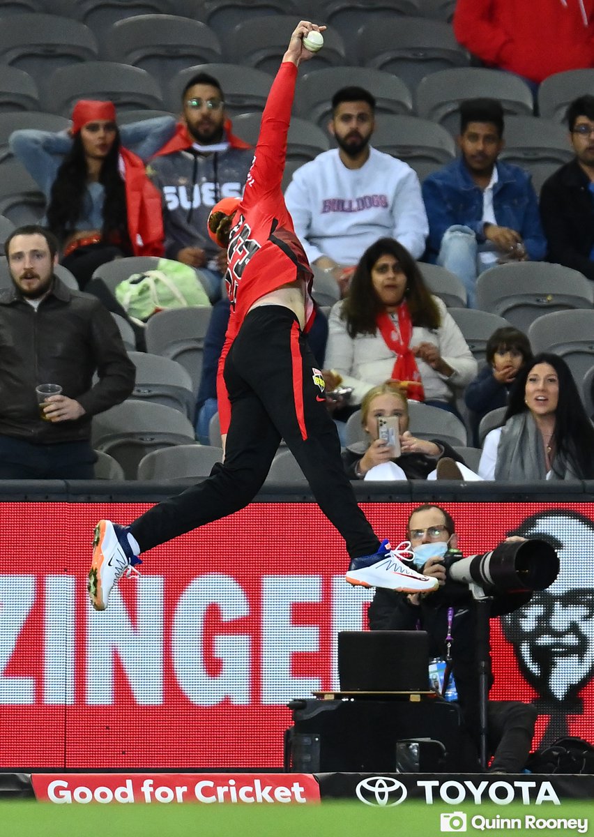 BBL 2021-22 | WATCH: Jake Fraser-McGurk grabs a stunning acrobatic boundary catch to dismiss Jake Weatherald