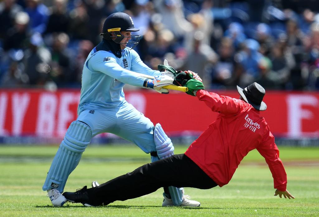 VIDEO | England dressing room bursts into laughter as Jason Roy takes umpire down during his 100th run