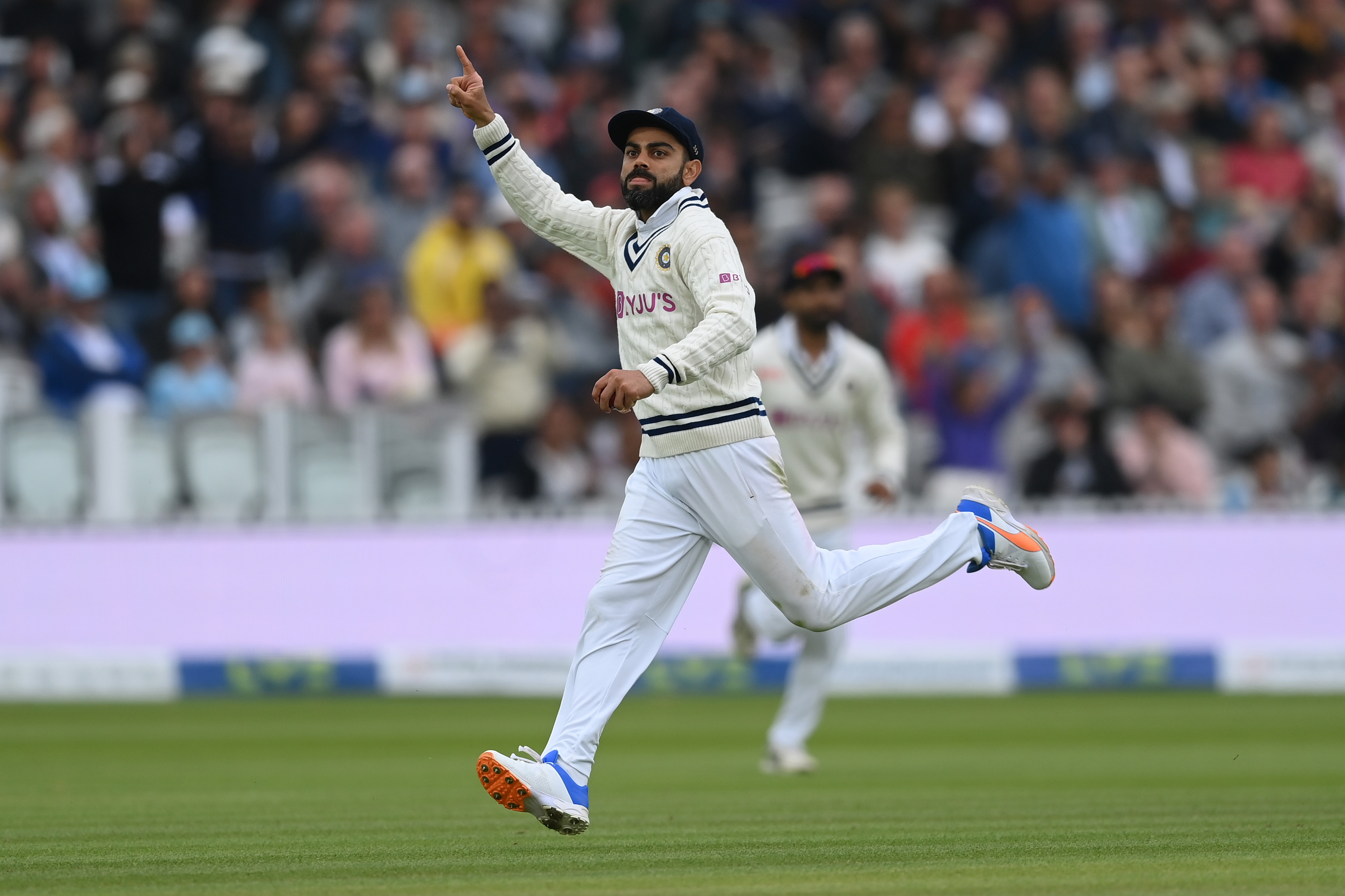 Virat Kohli unhappy with Haseeb Hameed marking guard outside the popping crease