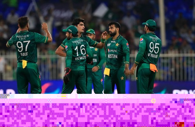 Asia Cup 2022, IND vs PAK | Internet reacts to vintage Pakistan fielding as two players scramble and collide while attempting a catch 