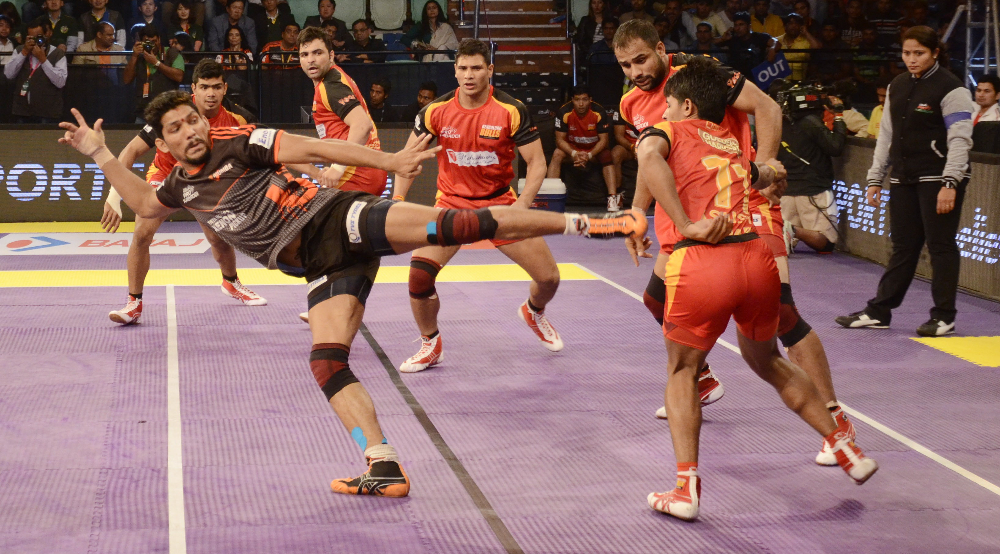 Pro Kabaddi 2016 | U Mumba edge past Bengaluru Bulls to go top of the table