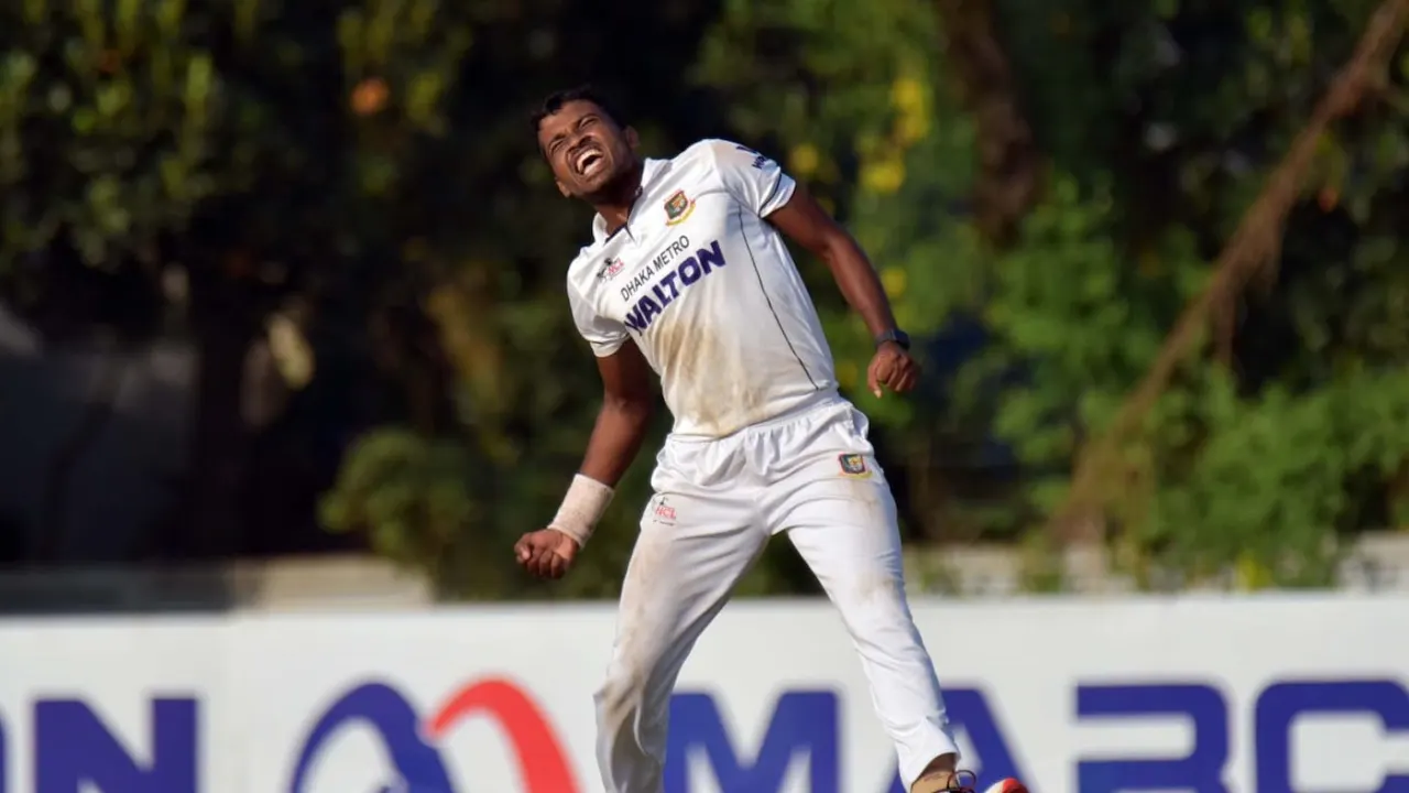 BPL 2024| Twitter reacts as Shohidul Islam recreates iconic Dhoni self-nutmeg to runout Evin Lewis