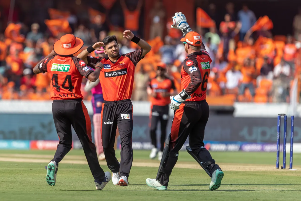 IPL 2023, SRH vs RR | Twitter praises 'Afghani' Farooqi for rattling Buttler with absolute beauty