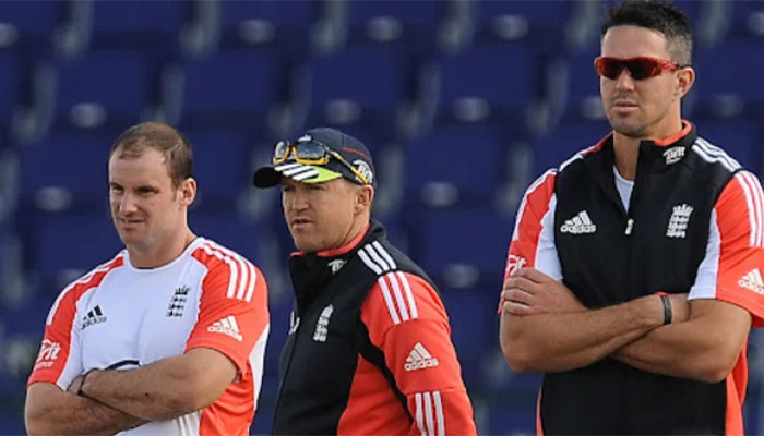 Kevin Pietersen with Andrew Strauss and coach of the team.